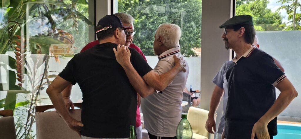 Confraternização: Ricardo Ojeda reúne amigos da imprensa na residência do casal Coca