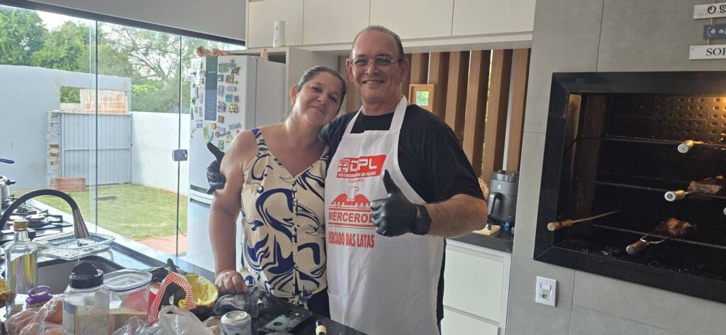 Confraternização: Ricardo Ojeda reúne amigos da imprensa na residência do casal Coca