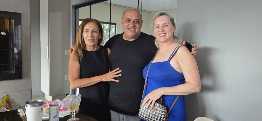 Confraternização: Ricardo Ojeda reúne amigos da imprensa na residência do casal Coca