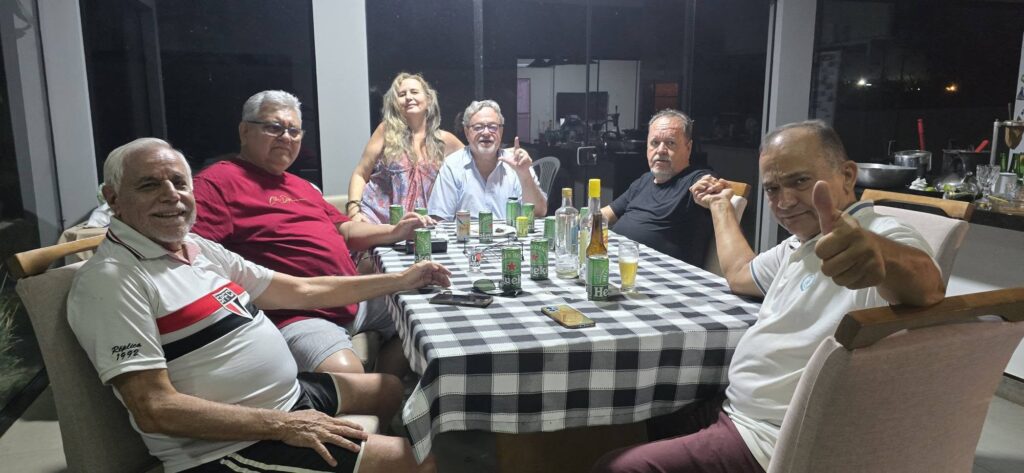 Confraternização: Ricardo Ojeda reúne amigos da imprensa na residência do casal Coca