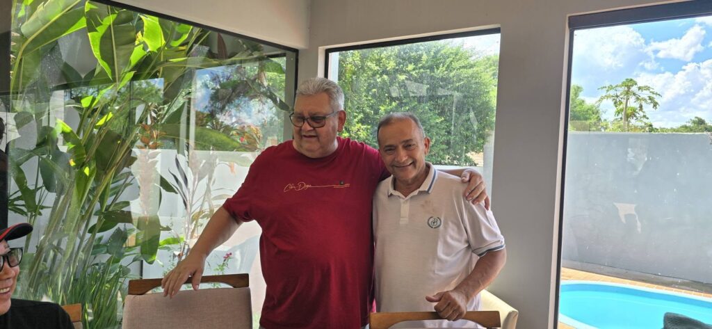 Confraternização: Ricardo Ojeda reúne amigos da imprensa na residência do casal Coca