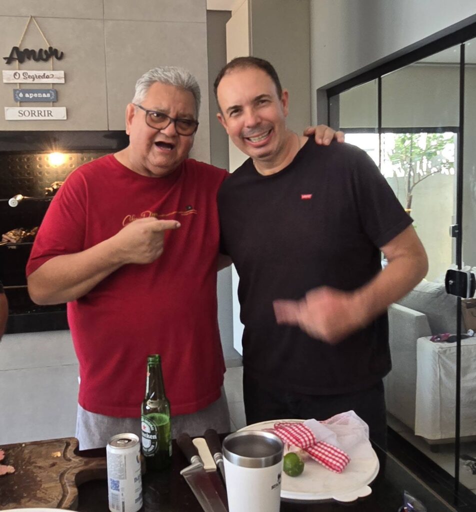 Confraternização: Ricardo Ojeda reúne amigos da imprensa na residência do casal Coca