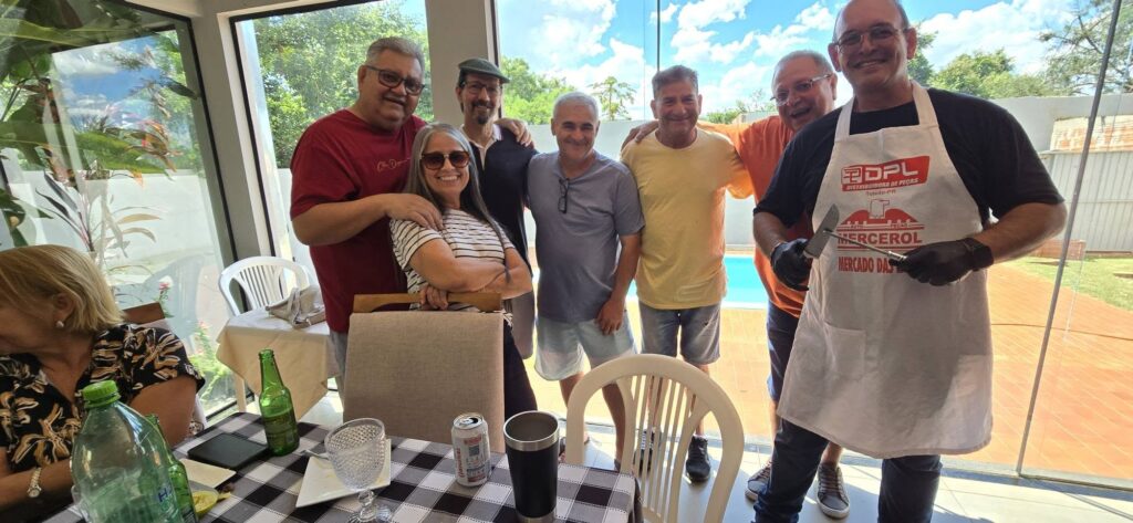 Confraternização: Ricardo Ojeda reúne amigos da imprensa na residência do casal Coca