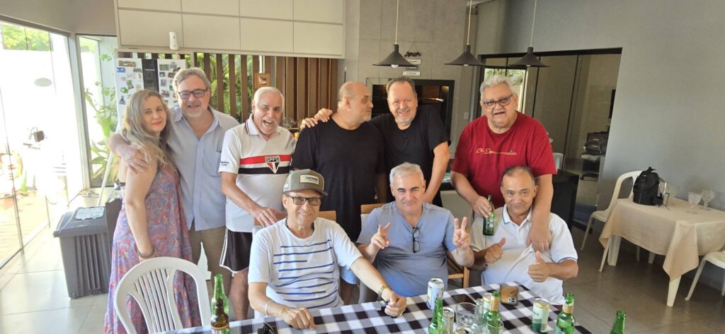 Confraternização: Ricardo Ojeda reúne amigos da imprensa na residência do casal Coca