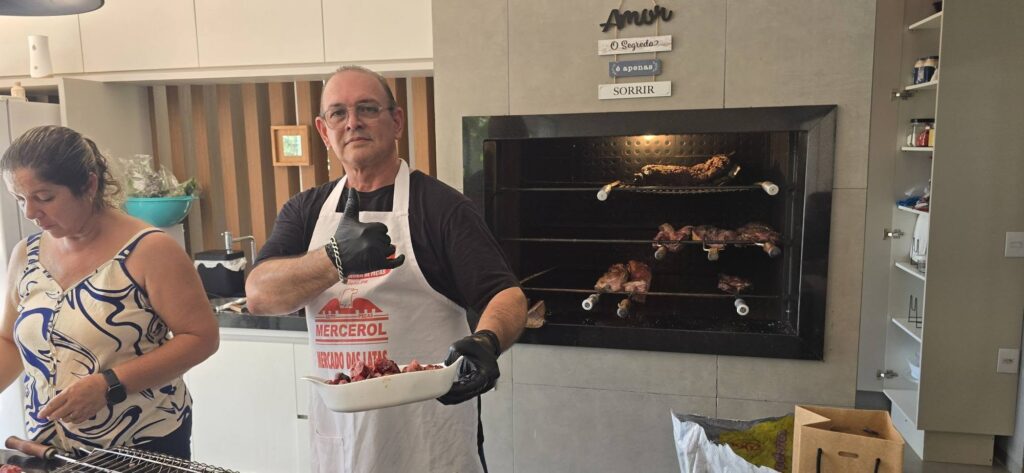 Confraternização: Ricardo Ojeda reúne amigos da imprensa na residência do casal Coca