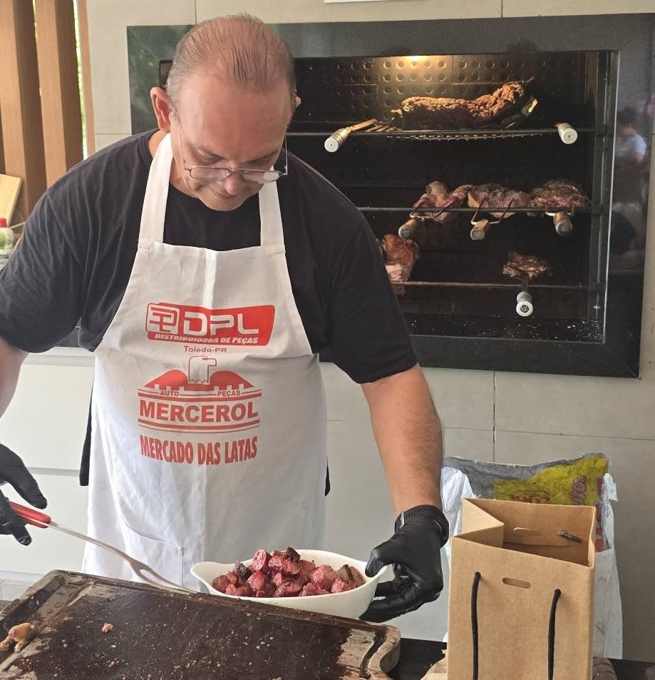 Confraternização: Ricardo Ojeda reúne amigos da imprensa na residência do casal Coca