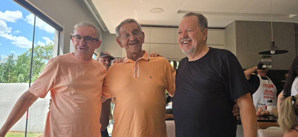 Confraternização: Ricardo Ojeda reúne amigos da imprensa na residência do casal Coca