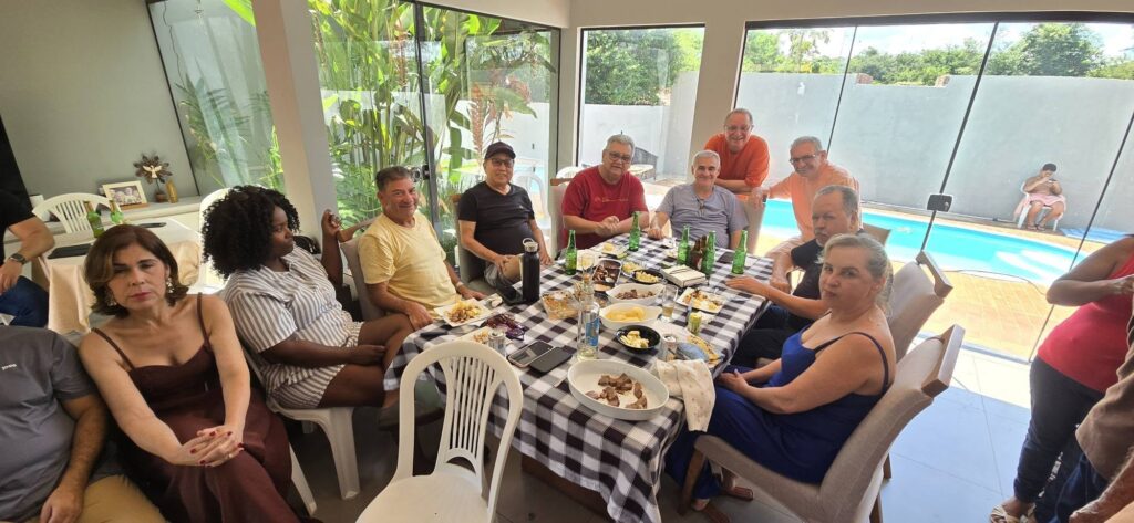 Confraternização: Ricardo Ojeda reúne amigos da imprensa na residência do casal Coca