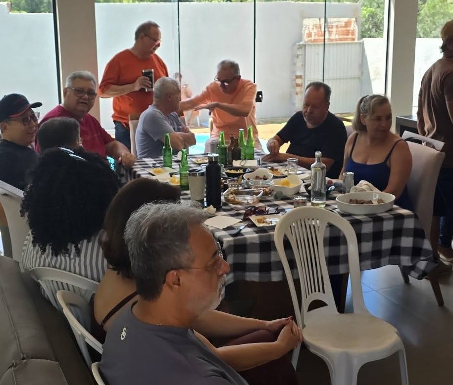 Confraternização: Ricardo Ojeda reúne amigos da imprensa na residência do casal Coca