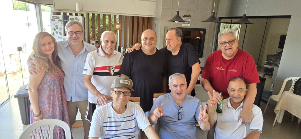 Confraternização: Ricardo Ojeda reúne amigos da imprensa na residência do casal Coca