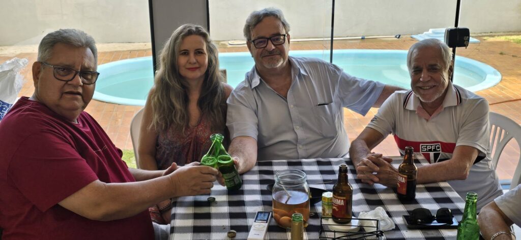 Confraternização: Ricardo Ojeda reúne amigos da imprensa na residência do casal Coca