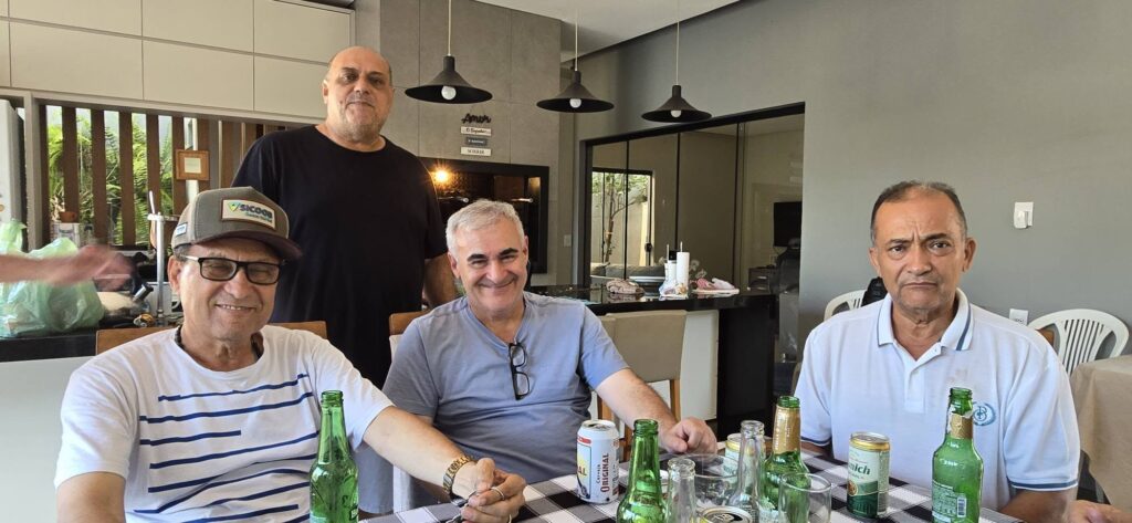 Confraternização: Ricardo Ojeda reúne amigos da imprensa na residência do casal Coca