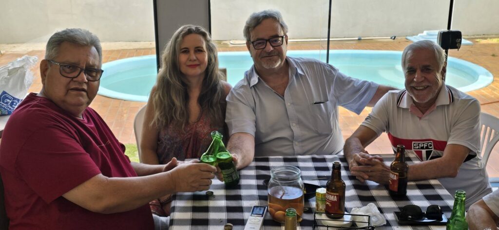 Confraternização: Ricardo Ojeda reúne amigos da imprensa na residência do casal Coca