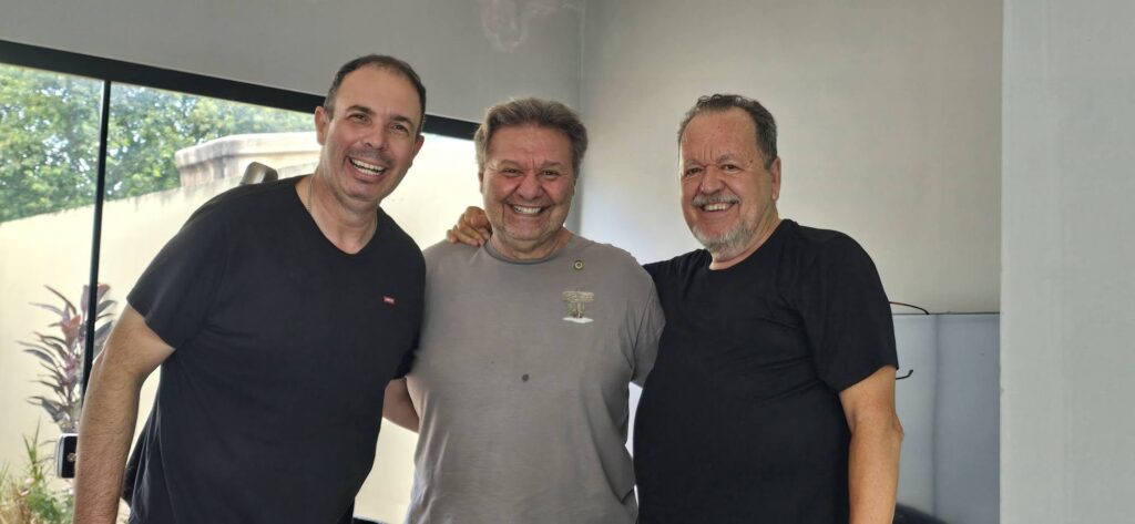 Confraternização: Ricardo Ojeda reúne amigos da imprensa na residência do casal Coca