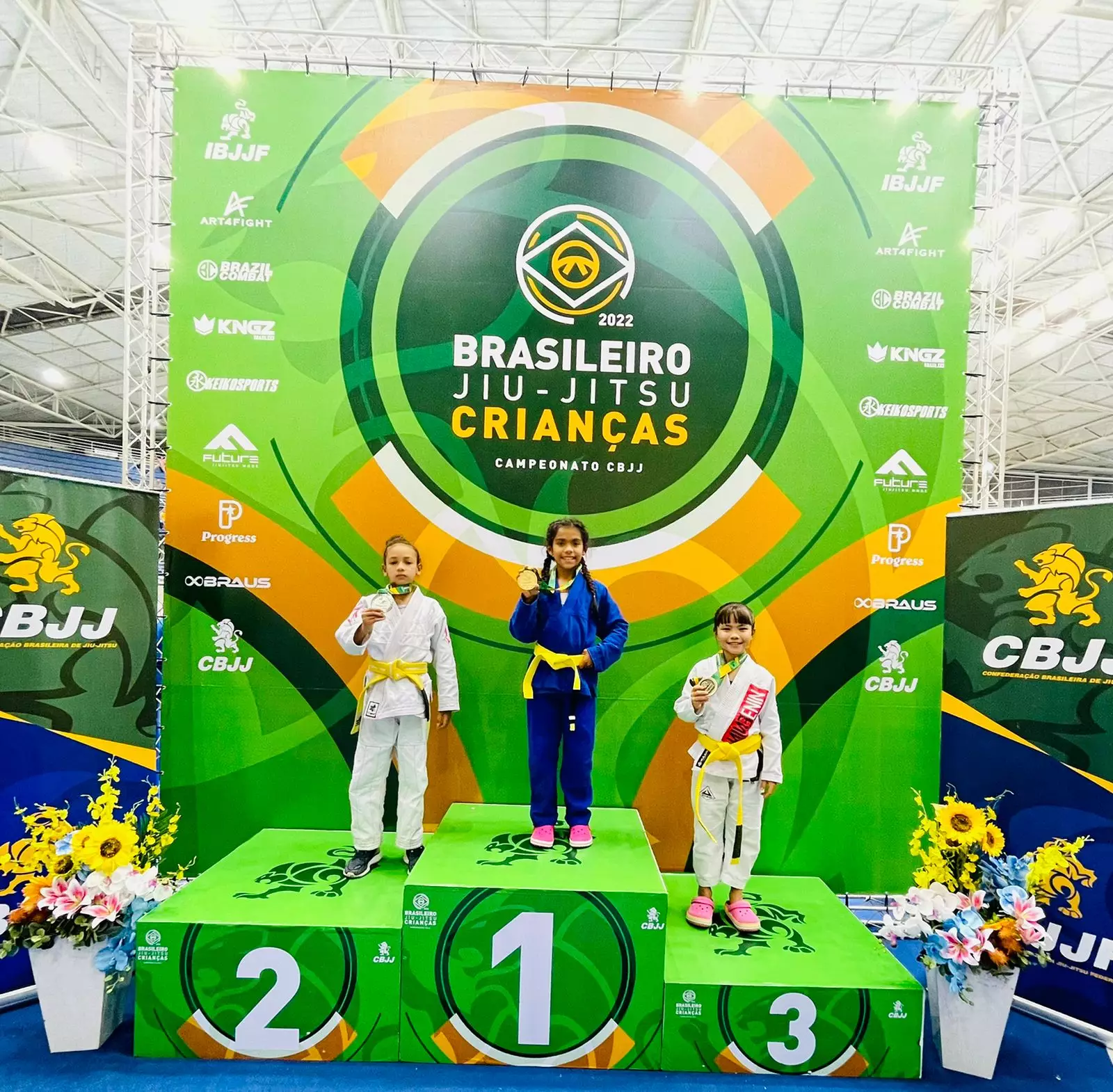 Crian&ccedil;as douradenses ganham medalhas no Campeonato Brasileiro de Jiu-Jitsu