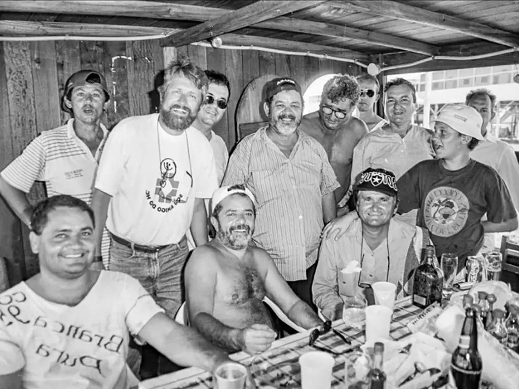Zeca e Gilda presentearam Lula com fotos do carnaval de 1997, em Porto Murtinho Zeca e Gilda presentearam Lula com fotos do carnaval de 1997, em Porto Murtinho