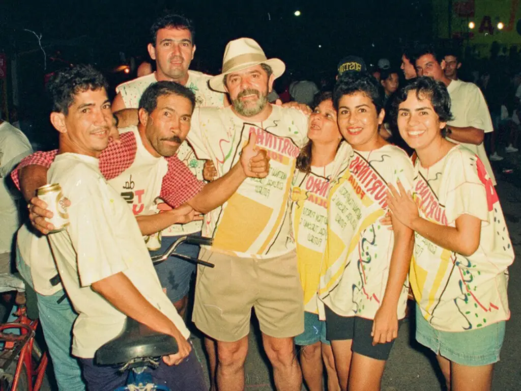 Zeca e Gilda presentearam Lula com fotos do carnaval de 1997, em Porto Murtinho Zeca e Gilda presentearam Lula com fotos do carnaval de 1997, em Porto Murtinho