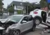 Carros ficam destruídos após baterem em cruzamento