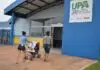 Jovem fica ferido após acidente em frente a clube em Dourados; motorista foge