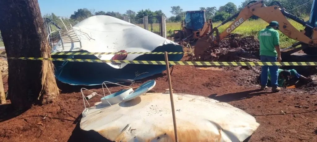 Caixa d’água de 30 mil litros cai na Aldeia Jaguapiru; deputado pede providência imediata