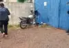 Motociclista morre após bater em muro perto de lombada recém-instalada (Vídeo)