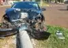 Motorista perde o controle e derruba poste após colisão em cruzamento de Dourados