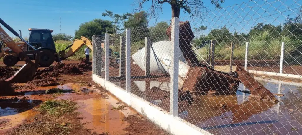 Caixa d’água de 30 mil litros cai na Aldeia Jaguapiru; deputado pede providência imediata