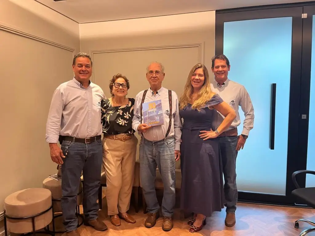 Família Tozzi Junqueira recebe exemplares de livro histórico na Folha de Dourados