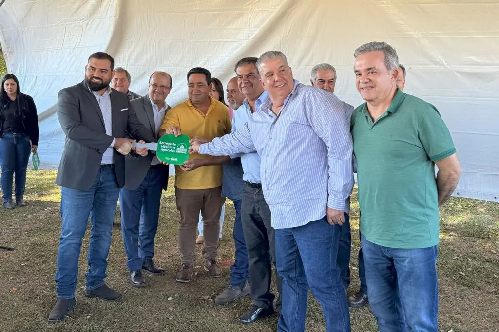 Governo Lula entrega 14 tratores a municípios de MS pelo Promaq Governo Lula entrega 14 tratores a municípios de MS pelo Promaq
