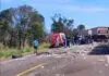 Choque entre carreta e caminhão mata dois e paralisa trânsito em rodovia de MS