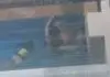 Mãe é investigada após ter relação sexual na frente do filho em piscina de condomínio
