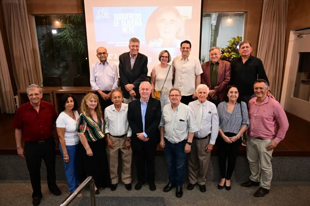 Palestras Imortais: Godofredo de Oliveira Neto defende autonomia da literatura no último Chá Acadêmico da ASL em 2025