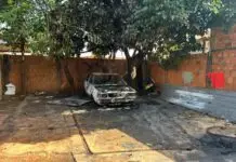 MS: carro de suspeito de matar jovem em conveniência é incendiado por grupo