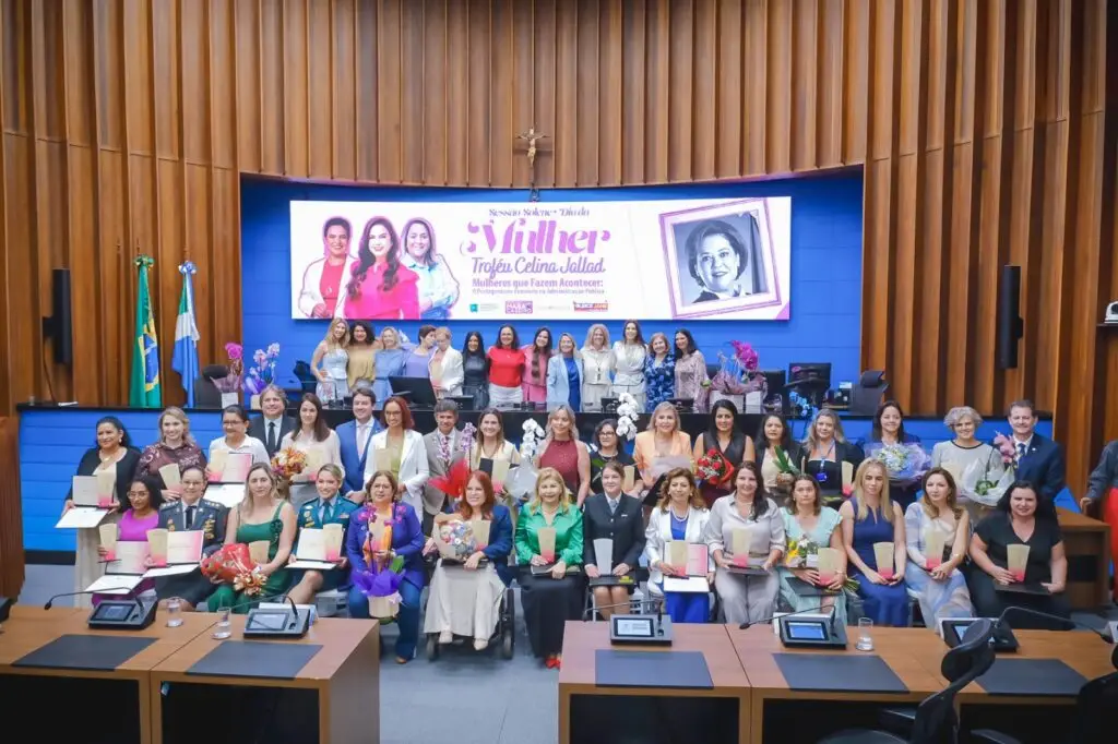 Na AL, Lia conduz minuto de silêncio por vítimas de feminicídio e reafirma defesa das mulheres