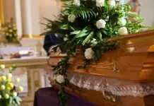 Caixão de idoso cai na rua e atrasa velório