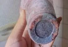 Imagem mostra chumbinho no fundo de copo de açaí consumido por jovem que passou mal; namorada é suspeita