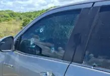 Dois homens são mortos a tiros dentro de carro