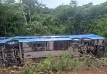 Duas pessoas morrem e 8 ficam feridos após ônibus capotar