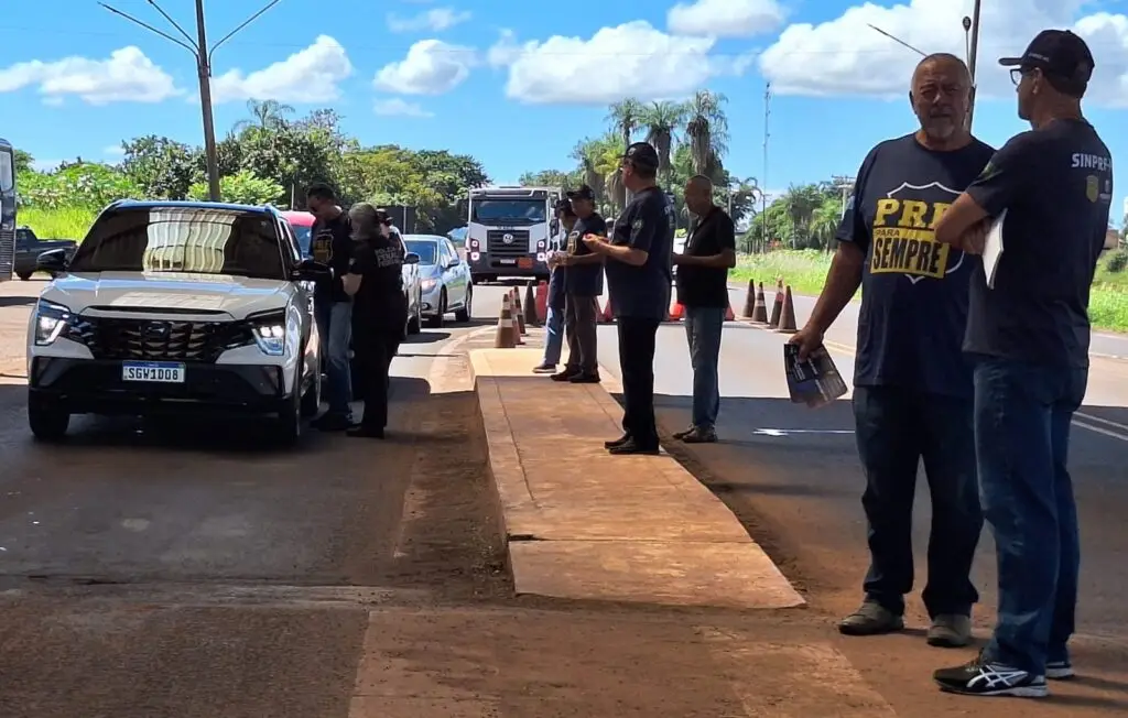 PRFs e Policiais Penais Federais protestam na BR-262 por criação de fundo contra o crime organizado