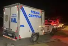 Homem é encontrado morto com mais de 40 facadas em frente a residência