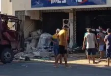 Caminhão desgovernado atropela pedestre e destrói fachada de comércio