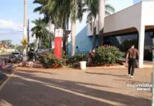 Adolescente baleado na mão é levado por policiais antes de receber alta em UPA em MS