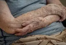 Mãe de 77 anos era mantida pelo filho trancada em casa repleta de sujeira