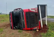 Motorista sofre apenas ferimentos leves após tombamento de carreta em Maracaju