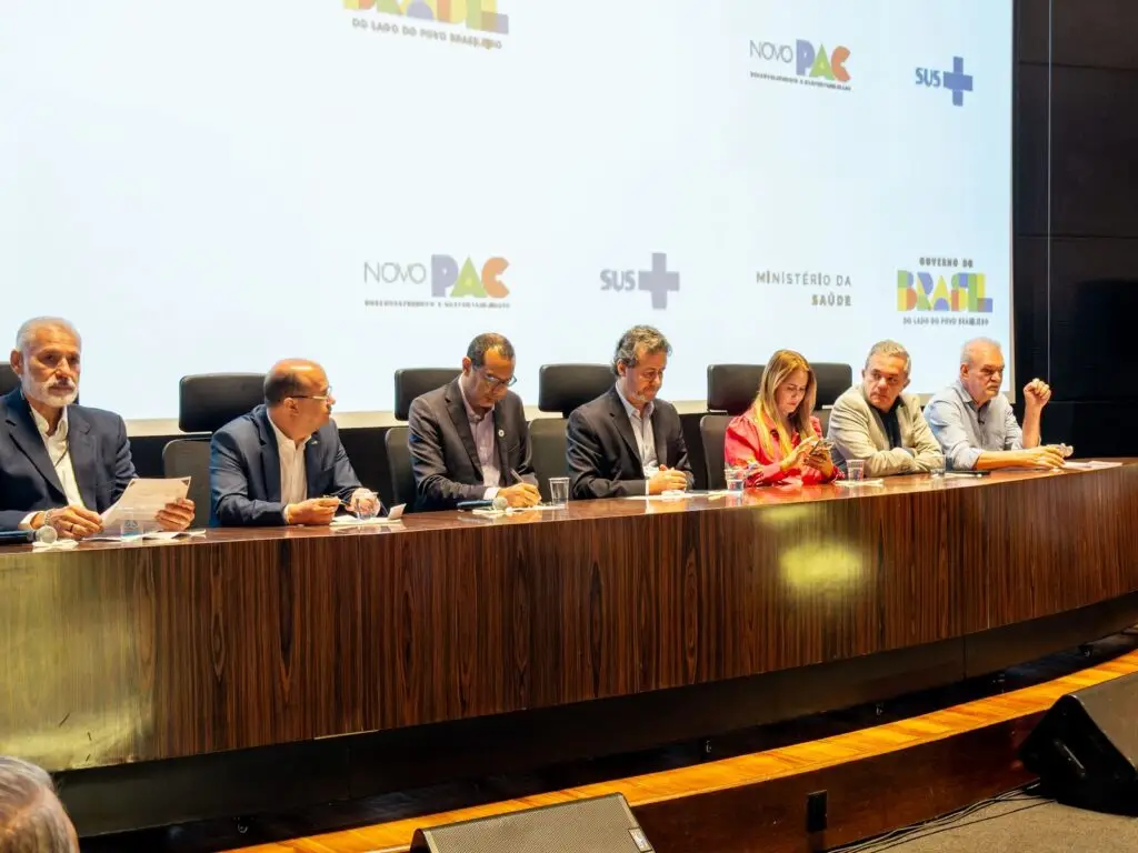 Geraldo Resende celebra entrega de unidades odontológicas móveis e equipamentos em MS