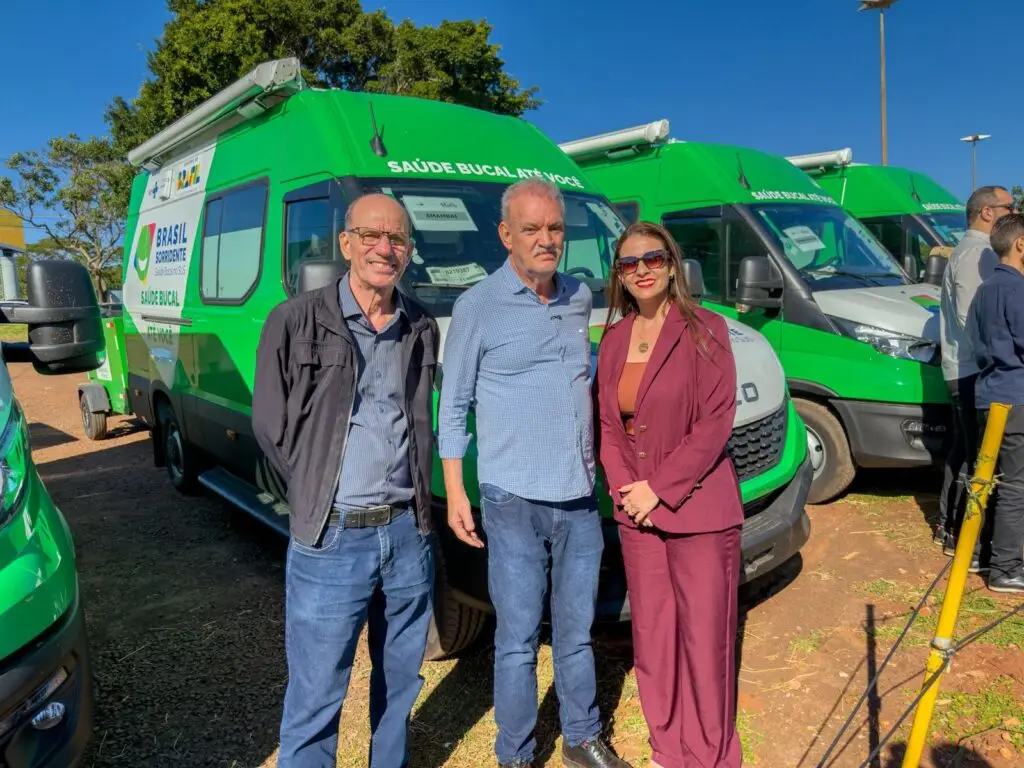 Geraldo Resende celebra entrega de unidades odontológicas móveis e equipamentos em MS