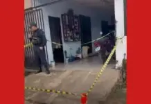 Homem é morto a tiros enquanto consertava motocicleta e suspeito também acaba baleado 