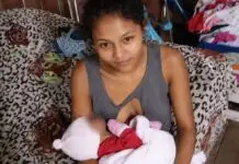 Mulher que deu à luz em calçada mora em casa precária ao lado de lixão