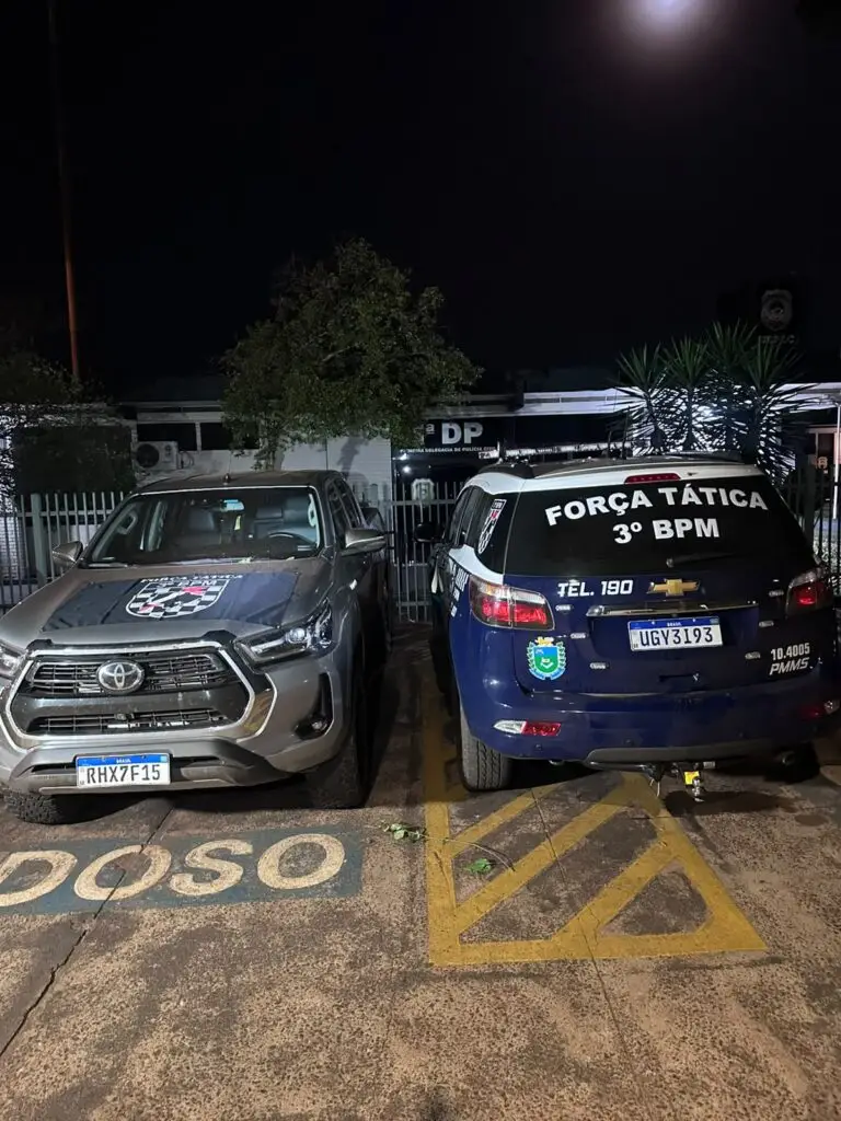 Dupla é flagrada tentando furtar Hilux em Dourados e confessa participação em outro crime Dupla é flagrada tentando furtar Hilux em Dourados e confessa participação em outro crime