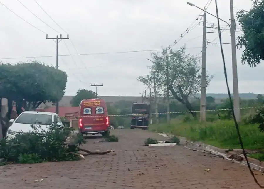Amambai: tempestade derruba árvores, destelha imóveis e deixa rastro de destruição Amambai: tempestade derruba árvores, destelha imóveis e deixa rastro de destruição